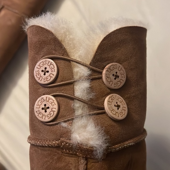UGGS ⭐️ LIKE NEW ⭐️ - Picture 2 of 4